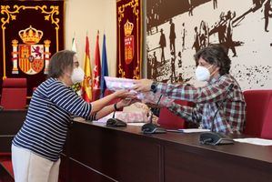 La biblioteca Ricardo León de Galapagar regala lotes de libros a los colegios de Primaria del municipio