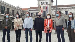 La ministra de Defensa, Margarita Robles, visita en Hoyo de Manzanares la exposición de Francisco Cruz de Castro