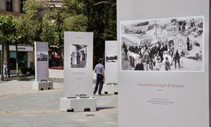 Una muestra fotográfica en la plaza de España propone un paseo por el pasado de Las Rozas
 