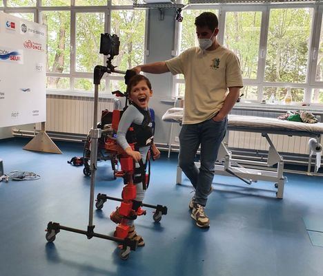 Un exoesqueleto pediátrico, la oportunidad para que niños como Jorge, de Torrelodones, puedan tener una vida mejor