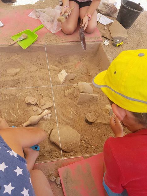 Hoyo participa en el programa Arqueólogos por un día, que acerca los yacimientos arqueológicos a los escolares