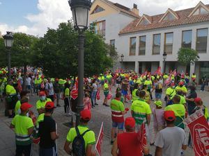 Los trabajadores del servicio de zonas verdes de Torrelodones se concentran ante el Ayuntamiento