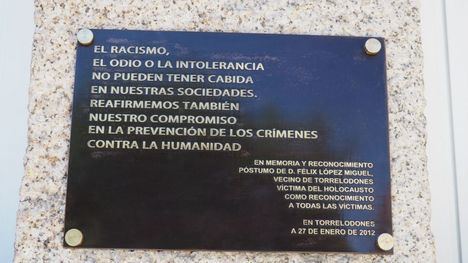 El Ayuntamiento de Torrelodones restituye la placa en homenaje a Félix López Muñoz