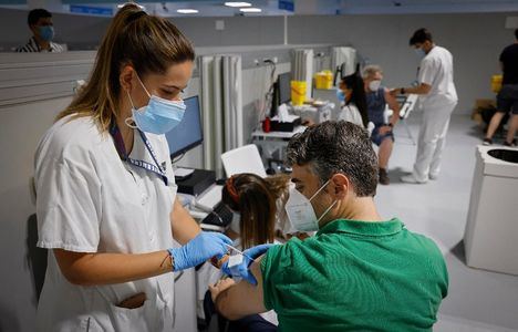 La Comunidad de Madrid extiende desde este martes la autocita para vacunarse a las personas entre 30 y 35 años