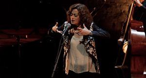 Carmen París actúa este sábado en Hoyo de Manzanares con ‘En síntesis’, un repaso a su carrera musical