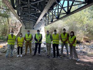 La Comunidad de Madrid rehabilita el histórico puente de hierro sobre el río Lozoya en Rascafría