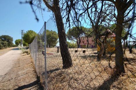Concentración vecinal para pedir la paralización de las obras en la finca de la Talaverona, en Las Rozas
 