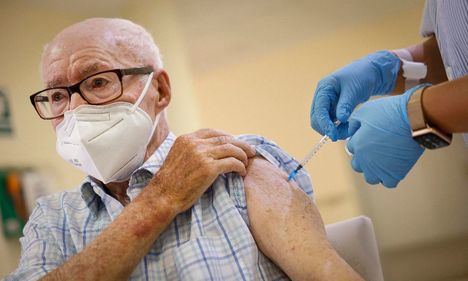 Comienza la administración de la tercera dosis de la vacuna a personas mayores