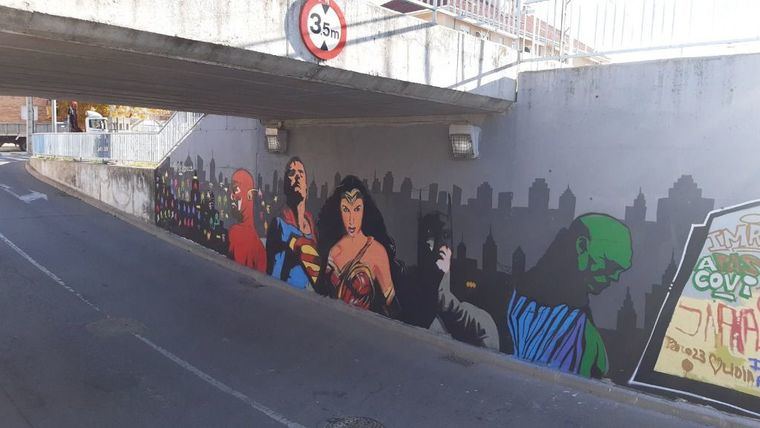 Integrantes de APASCOVI y artistas ubanos de Collado Villalba se unen para crear el mural ‘Héroes’
 