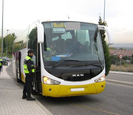 Los autobuses de Las Rozas escolares superan la inspección municipal de la Policía Local