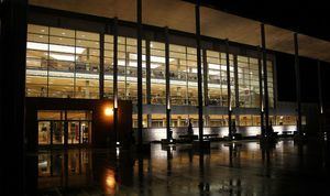 El ágora de la Biblioteca Municipal Miguel Hernández de Collado Villalba se iluminará de naranja