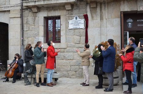 La placa con la que Guadarrama homenajea a los fallecidos por COVID19 ya está en la fachada del Ayuntamiento