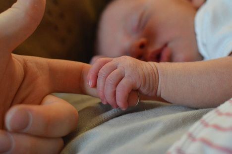 Las madres menores de 30 años ya pueden solicitar las ayudas a la natalidad de la Comunidad de Madrid