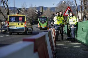 David Pérez visita en Alpedrete los trabajos de renovación del puente de la M-619 sobre las vías del tren