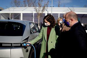 La Comunidad de Madrid inaugura en Pozuelo la mayor electrolinera de España, con 46 puntos de recarga rápida y ultrarrápida