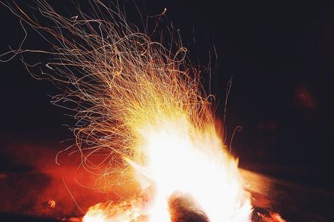 La Iluminaria de San Sebastián se celebra en Collado Villalba con fuego y chorizos, pero sin baile