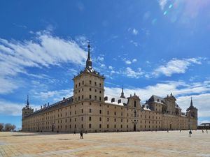 Carlos III y la dama Jeane de Chassincourt invitan a conocer los secretos de San Lorenzo de El Escorial