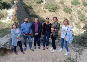 Manuela Villa, diputada socialista, en una reciente visita a la Presa del Gasco con los portavoces de su partido en Galapagar, Torrelodones y Las Rozas