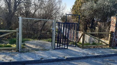 Torrelodones instala barreras para evitar que los jabalíes bajen del Monte de los Ángeles al pueblo