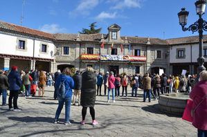 Guadarrama se concentra para pedir la paz y mostrar su solidaridad con el pueblo ucraniano