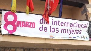 ‘Con igualdad el futuro es mejor’: concentración en Torrelodones con motivo del 8 de marzo