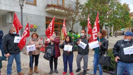 Los trabajadores de la limpieza de edificios públicos de Torrelodones denuncian en una concentración el impago de sus nóminas