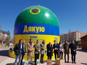 Ecovidrio y Mensajeros de la Paz instalan en Las Rozas un contenedor gigante para recoger ayuda a favor de los desplazados ucranianos