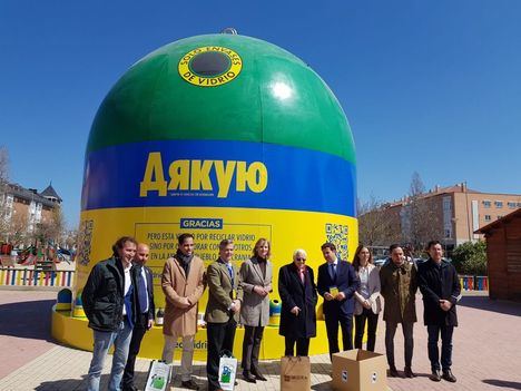 Ecovidrio y Mensajeros de la Paz instalan en Las Rozas un contenedor gigante para recoger ayuda a favor de los desplazados ucranianos
