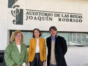 La ministra de Industria, Reyes Maroto, participa en Las Rozas en un coloquio con estudiantes Erasmus