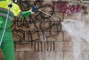 El servicio gratuito de limpieza de grafitis de Las Rozas ha actuado ya en 66 fachadas de vecinos