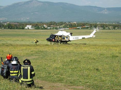 Helicópteros y agentes forestales invaden la Dehesa de Collado Villalba en la II Jornada sobre Incendios Forestales