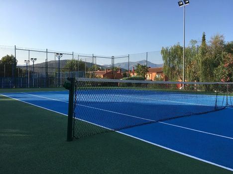 La Escuela Deportiva Sierra te permite entrenar tenis y padel con los mejores