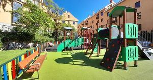 San Lorenzo reabre el parque infantil Juan de Herrera, que ha renovado su zona de juegos