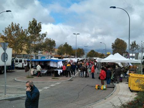 Comerciantes de Los Belgas y del mercadillo de Collado Villalba aseguran que el traslado al P-29 ha supuesto su “ruina”