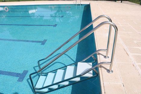 Las instalaciones de la piscina municipal de Hoyo de Manzanares, recientemente renovadas, abren este sábado