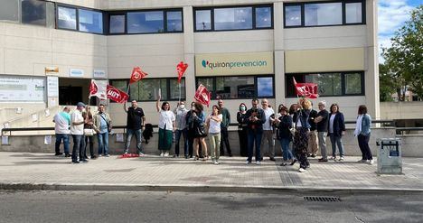 Los trabajadores de Quirón Prevención se concentran en Európolis, en Las Rozas, para pedir mejoras laborales