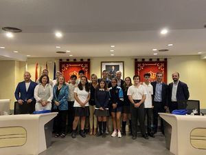 Una decena de alumnos del colegio Virgen de Lourdes de Majadahonda culminan sus prácticas en el Ayuntamiento