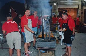 La Peña El Botijo de Hoyo de Manzanares da la bienvenida al verano con sus pinchos morunos