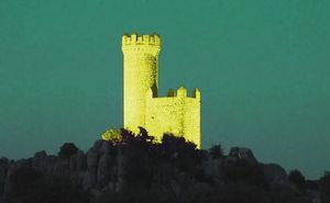 La Torre de Torrelodones se ilumina de amarillo para recordar a los afectados por el síndrome de Rubinstein Taybi
