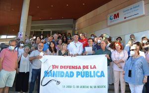 Vecinos y partidos políticos de Las Rozas se concentran en el Centro de Salud de El Abajón para pedir la reapertura de las Urgencias