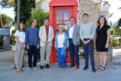 Luis García Montero y la familia de Almudena Grandes visitaron Hoyo de Manzanares para el homenaje a la escritora