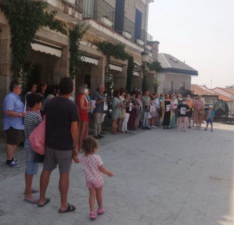 Hoyo de Manzanares guarda cinco minutos de silencio en memoria de las víctimas del terrorismo