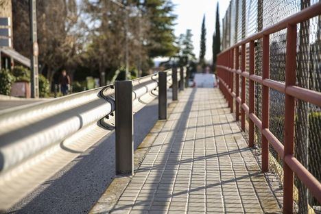 Comienza la instalación de la pasarela que conectará el Camino del Tomillarón, en La Marazuela, con el centro de Las Rozas