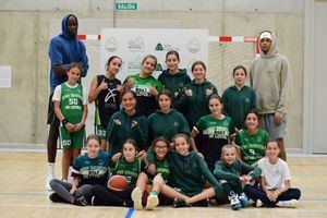 Los jugadores de baloncesto Ibou Badji y Tom Digbeu visitan el Club Deportivo San Ignacio en Torrelodones