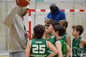 Los jugadores de baloncesto Ibou Badji y Tom Digbeu visitan el Club Deportivo San Ignacio en Torrelodones