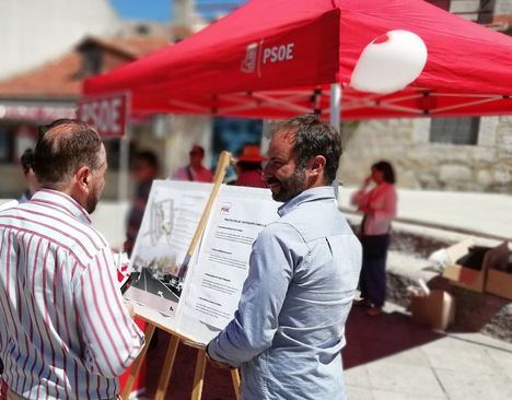El candidato del PSOE de Torrelodones a la Alcaldía participa este domingo en la campaña ‘Tenemos que hablar’