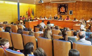 Los escolares de Torrelodones piden más centros culturales, carriles bicis y una pista de patinaje en el Pleno Infantil