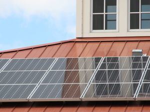 Esco-Renovables lleva al Defensor del Pueblo las trabas a la instalación de paneles solares en El Escorial y San Lorenzo