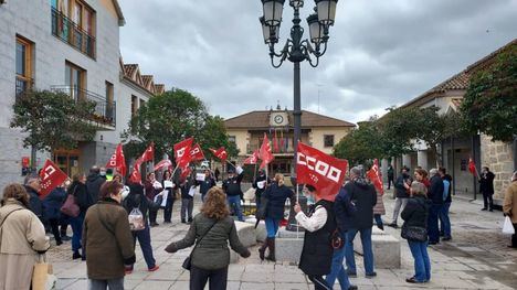 Huelga de los trabajadores de la limpieza de edificios públicos de Torrelodones por los impagos de la empresa DLR