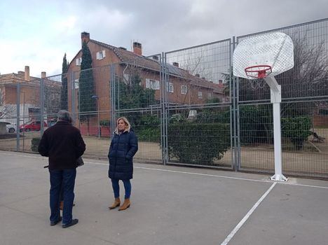 Collado Villalba presenta las nuevas canastas de minibasket del Parque de Bègles